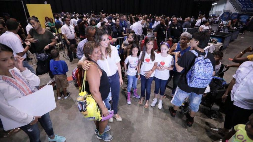  Gobernador y primera dama entregan materiales escolares en San Juan 