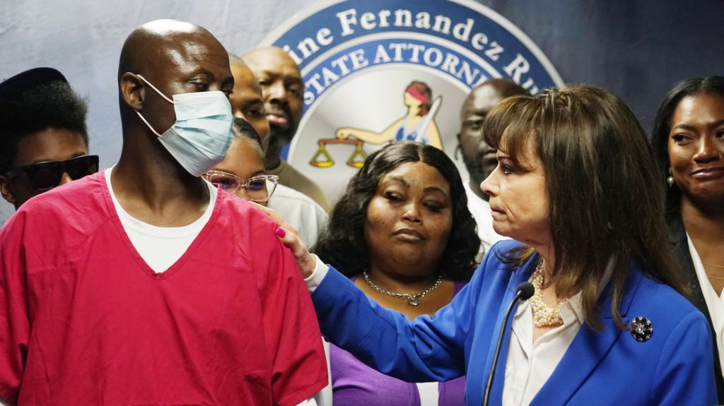  Liberan a un hombre condenado erróneamente hace más de 30 años por un asesinato en Miami 