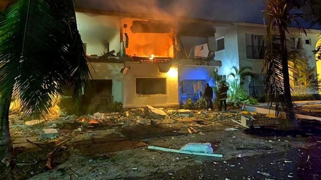  Explosión de tanque de gas causa severos daños a 13 apartamentos en lujosa villa de San Pedro de Macorís 