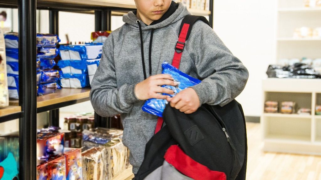  Cogen menor de 12 a&ntilde;os robando dulces en supermercado y le ocupan m&aacute;scara y arma neum&aacute;tica 