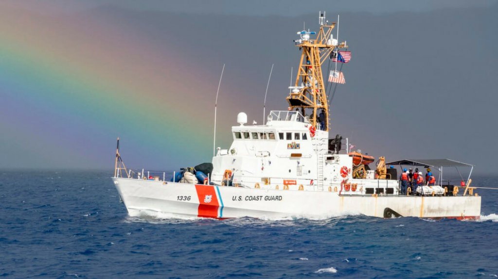  Guardacostas rescata a 55 migrantes que quedaron varados por contrabandistas en Isla Monito 