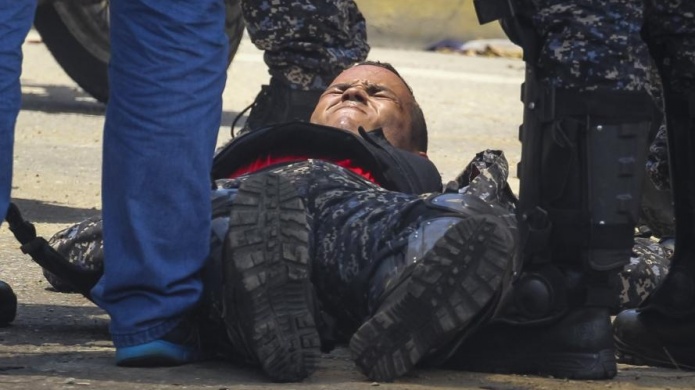 Video: Un agente resultÃ³ herido tras explosiÃ³n de dos motos de la PolicÃ­a en Caracas