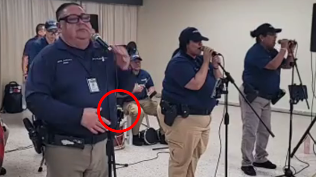 Video: Molestos los policías estatales: entregan el nuevo Taser 10 a la banda musical y no a los que patrullan las calles 