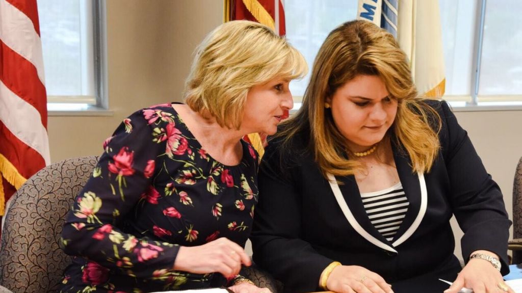  Como un balde de agua fr&iacute;a para el secretario de Vivienda renuncia subsecretaria de HUD 