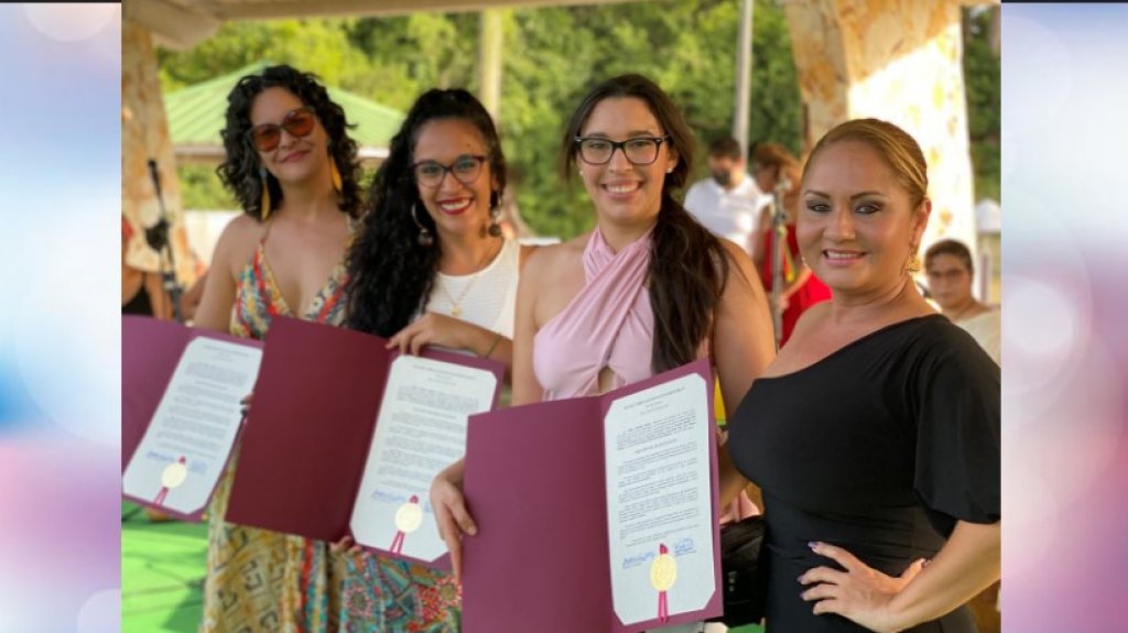  J&oacute;venes cantaoras de bomba reciben homenaje por sus aportaciones culturales 