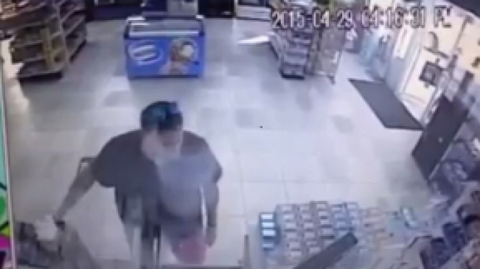 Video: Cliente deja su celular en puesto de Gasolina en BayamÃ³n y otro se lo "Embolsilla"