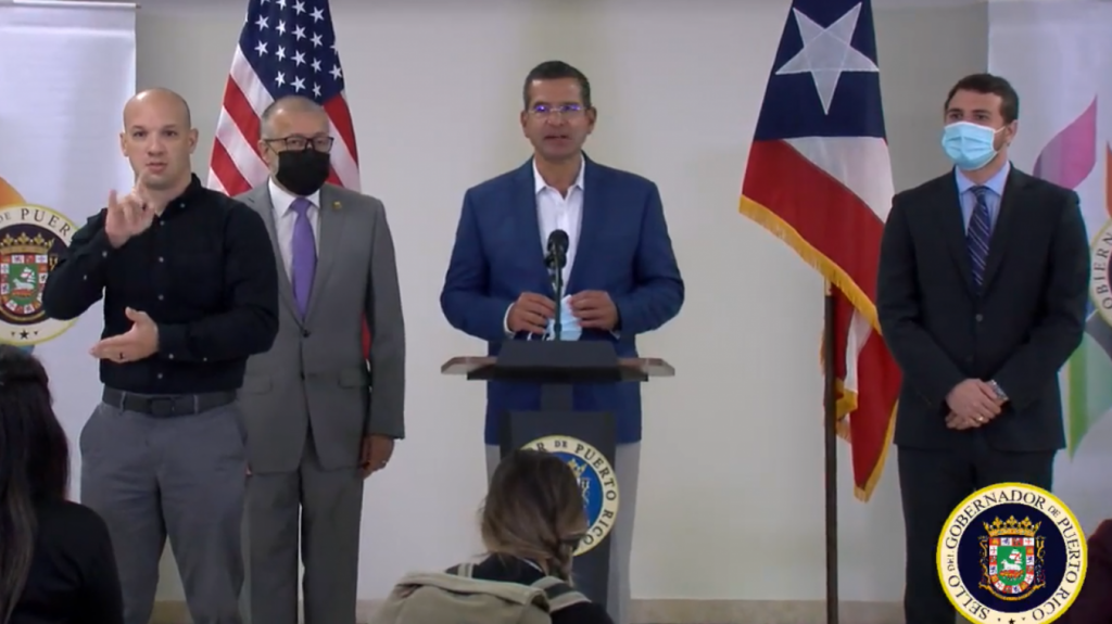  Gobernador dice no cambiar&aacute; su postura sobre apertura de escuelas 