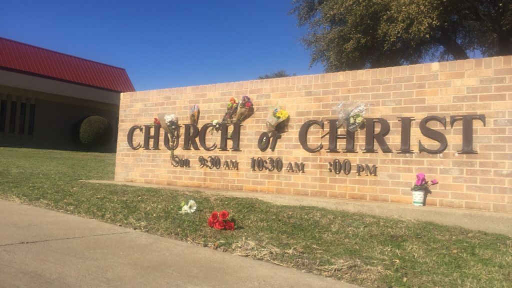  Feligreses acuden armados a la iglesia donde se produjo el tiroteo de Texas 