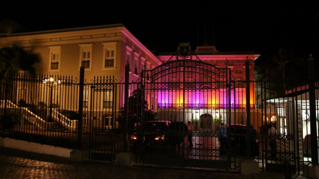  La Fortaleza y otras instalaciones se iluminan por los pacientes de psoriasis 