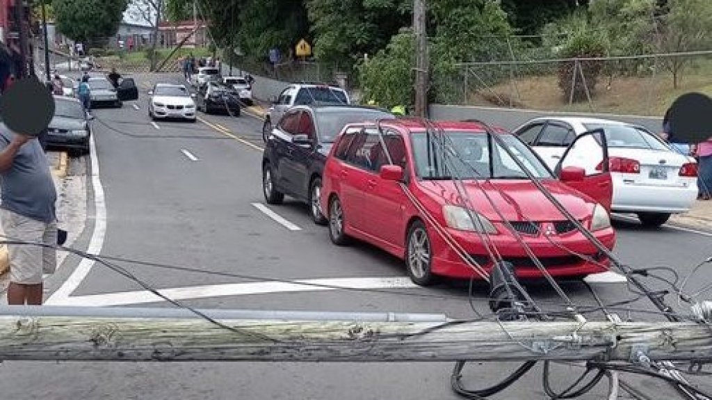  Colapso de varios postes del tendido el&eacute;ctrico cortan el tr&aacute;fico en la PR-1 