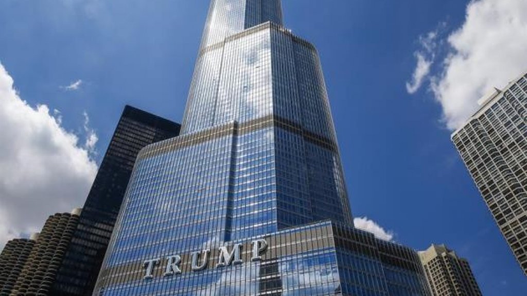  Chicago quiere borrar el nombre de Trump de uno de sus rascacielos 