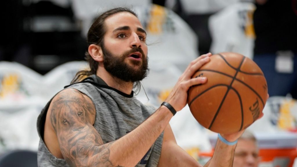  Booker y Rubio de los Suns acaban con el invicto de Sixers, último de la liga 