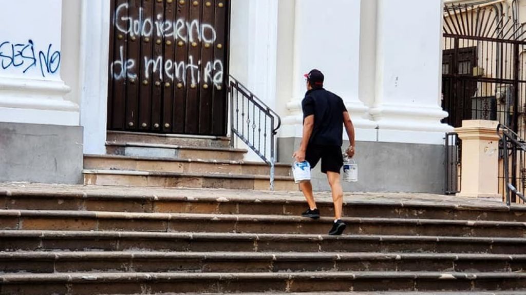  Ciudadano llega con brocha y pintura a pintar la catedral de San Juan vandalizada anoche durante las protestas 