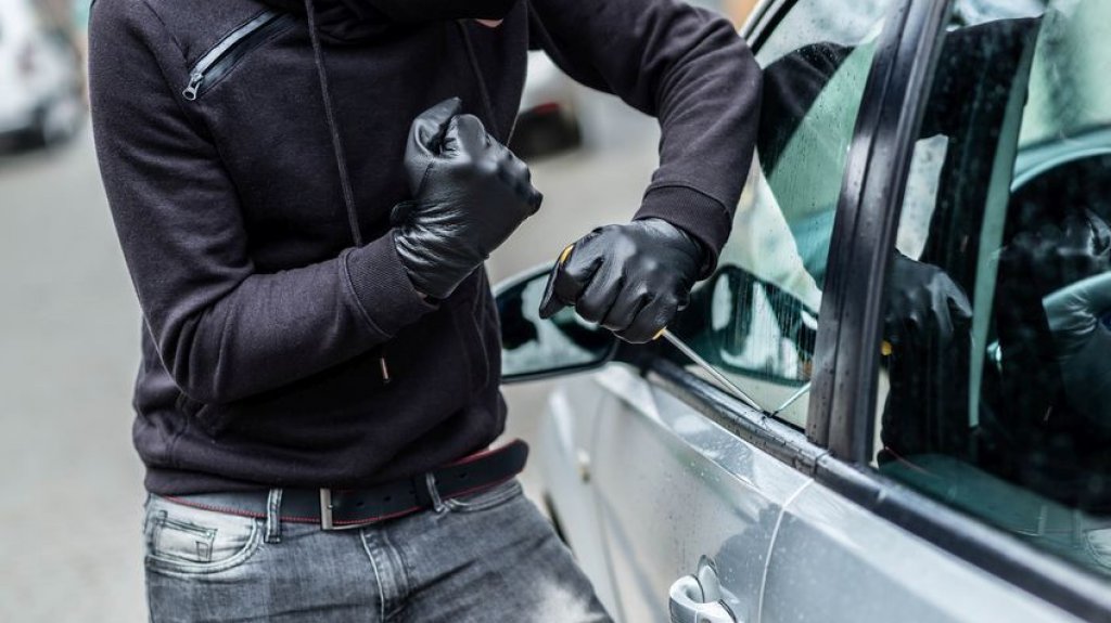  Roban dinero y carteras desde un auto estacionado en el cementerio de Humacao 