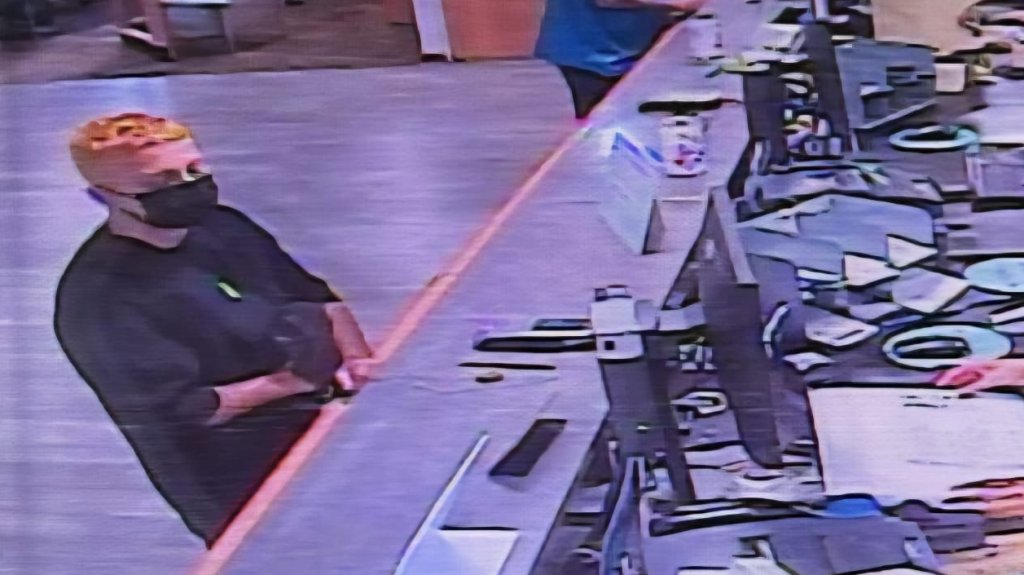  En video momento en que hombre asalta Banco Popular de Cayey 