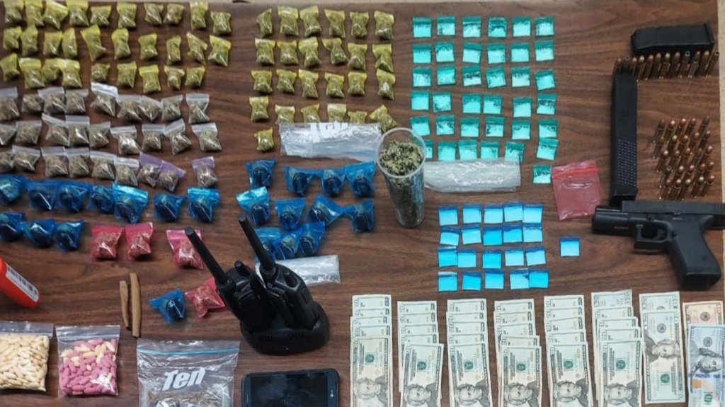  Ocupan arma, sustancias controladas, dinero y dos arrestados durante allanamiento en aguas Buenas 