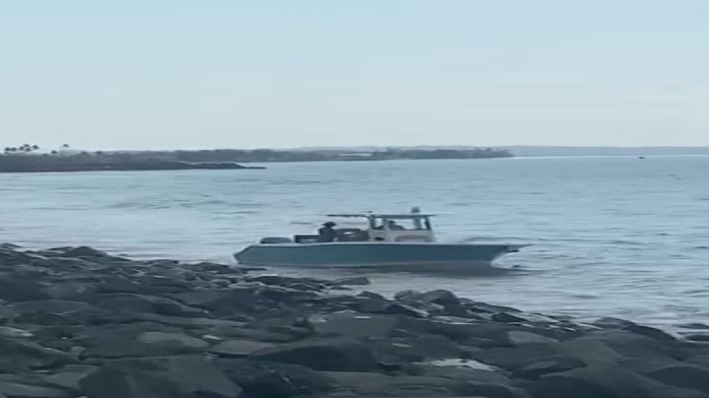  Video: Momento en que bote queda atrapado en el Rompeolas en Aguadilla 