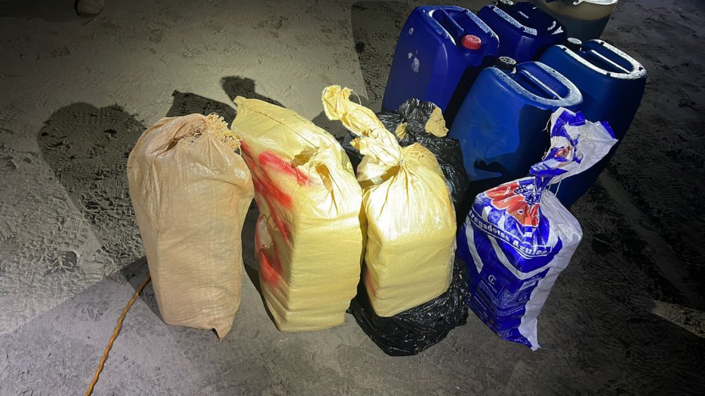  Video: Ocupan embarcaci&oacute;n con cargamento de coca&iacute;na en playa de Dorado y arrestan a tres personas 