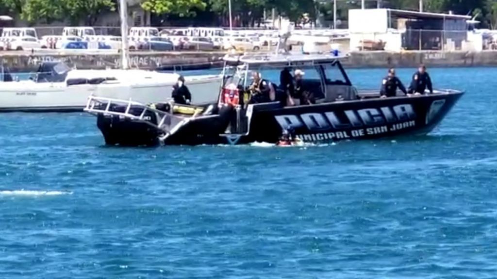 Video: del rescate de los ocupantes de la avioneta que cay&oacute; al agua en San Juan 