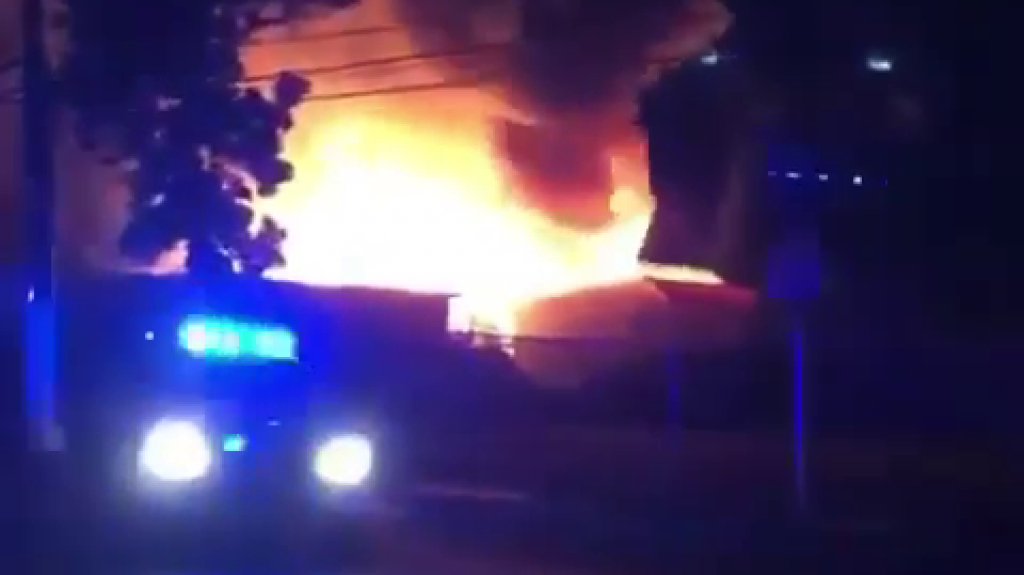  Video: Rescatan anciano de residencia que se incendi&oacute; en Guayama 