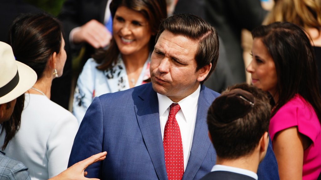  Piden mano dura al gobernador de Florida: casi 8.000 casos nuevos de covid-19 