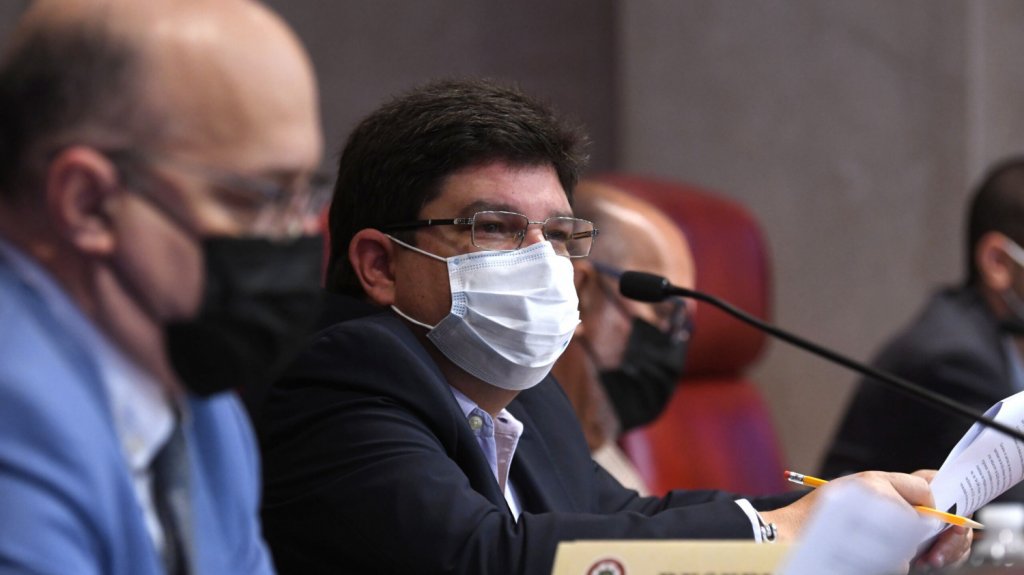  Buscan enmendar la ley del Contralor para imponer requisitos de profesión y experiencia 