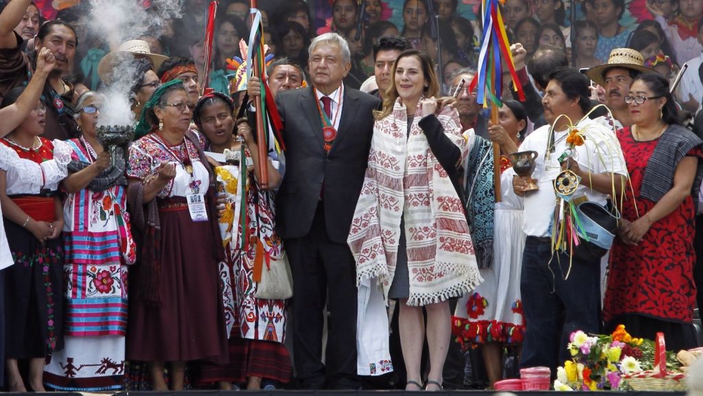  Pueblos ind&iacute;genas mexicanos entregan bast&oacute;n de mando a L&oacute;pez Obrador 