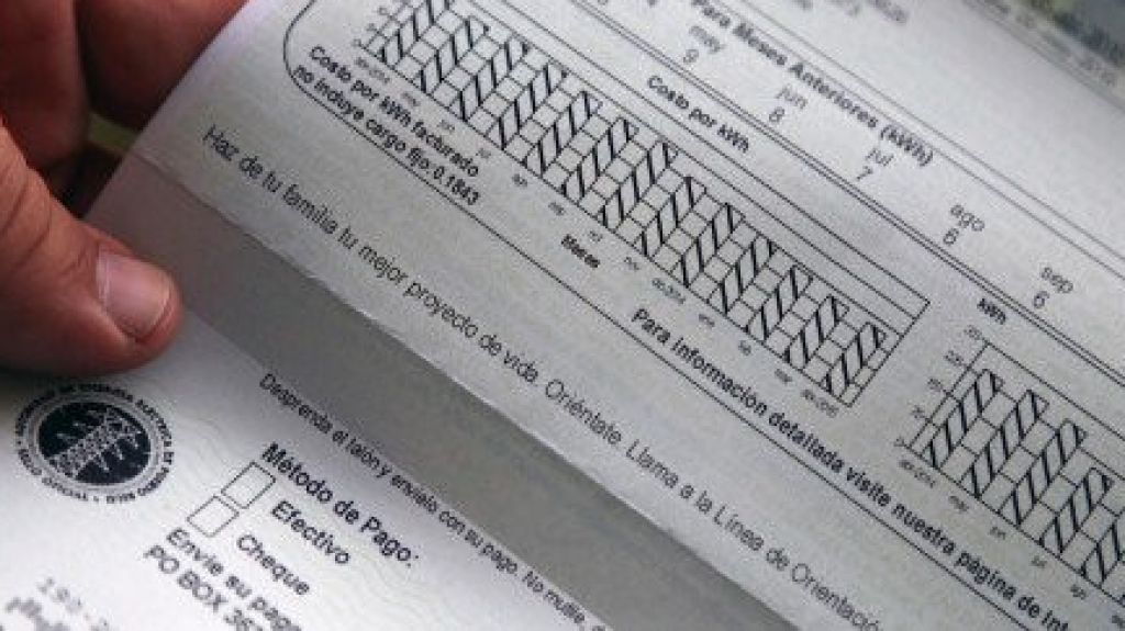  Denuncian que siguen llegando facturas de la AEE a residentes sin luz en Orocovis y Barranquitas 