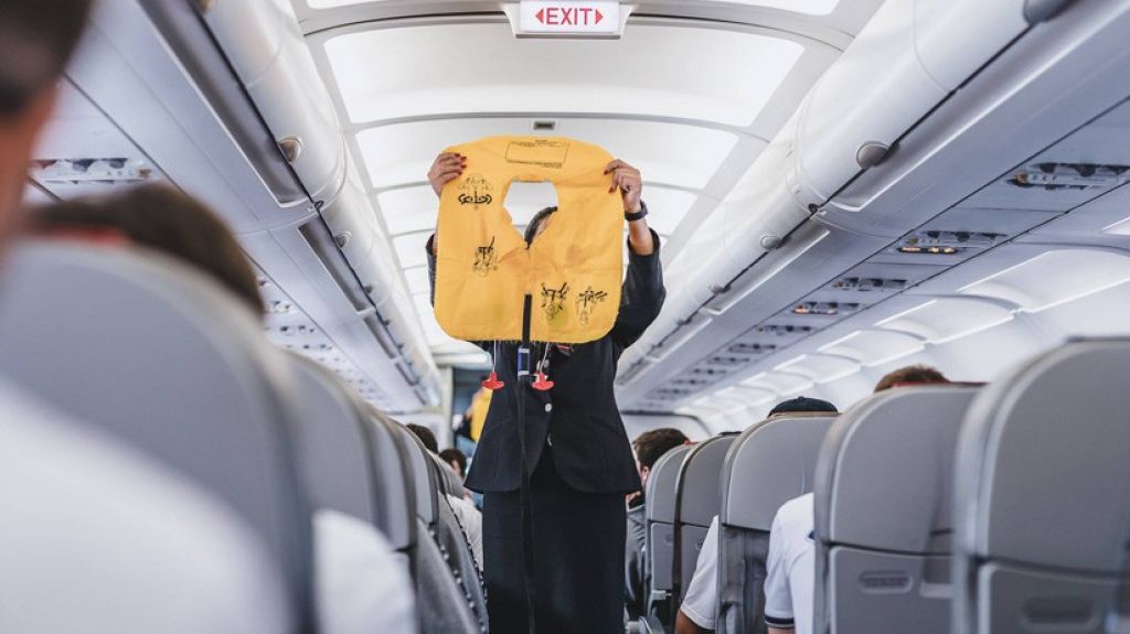  VIDEO: P&aacute;nico en un avi&oacute;n por una pasajera que abri&oacute; la puerta de emergencia antes del despegue para tomar "aire fresco" 