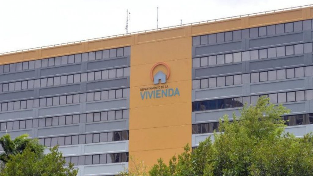  Vivienda otorga t&iacute;tulos de propiedad a 35 familias en varias regiones de la isla 