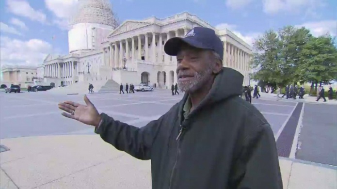 Trabaja en el Capitolio y duerme en la calle