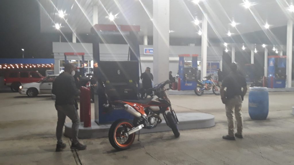  Polic&iacute;a de Bayam&oacute;n interviene en &ldquo;corridas&rdquo; y negocios que violaban la orden ejecutiva 