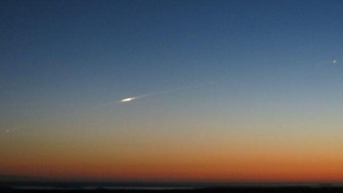Tuitean desde las Malvinas fotos de la caÃ­da de un satÃ©lite europeo en el AtlÃ¡ntico