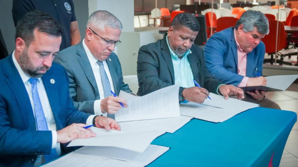  Firman acuerdo de colaboración para el manejo de emergencias en Puerto Rico 