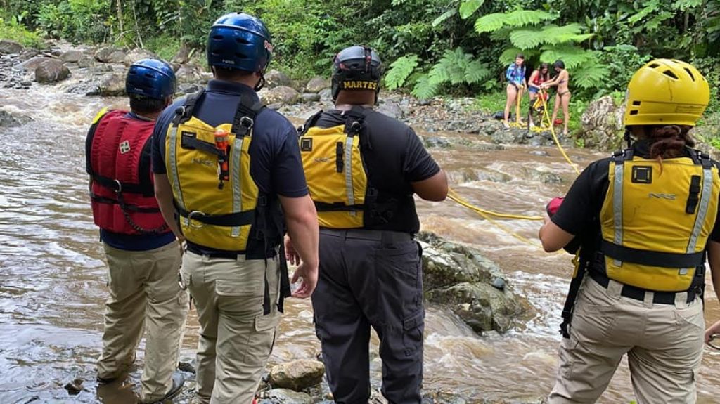  Video del rescate de 10 j&oacute;venes en Rio de Ceiba 
