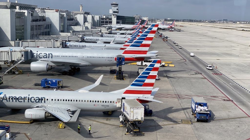  Un pasajero de American Airlines es expulsado de un avi&oacute;n por negarse a llevar mascarilla 