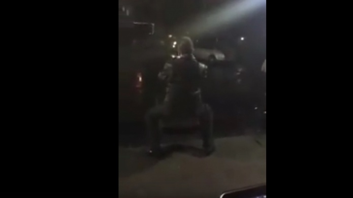 Video: Jovani VÃ¡zquez le canta su Ã©xito "La cucaracha" a la lluvia "Nadie lo ve"