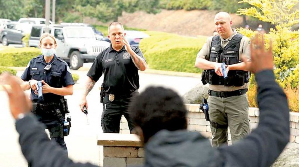  Tras muertes de afroestadounidense, proh&iacute;ben aplicar llaves de estrangulamiento 