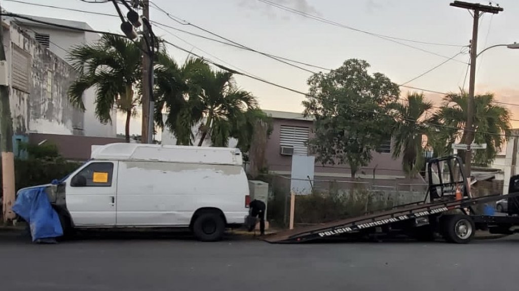  Ocupan veh&iacute;culos de motor al investigar taller de hojalater&iacute;a sin permisos en San Juan 