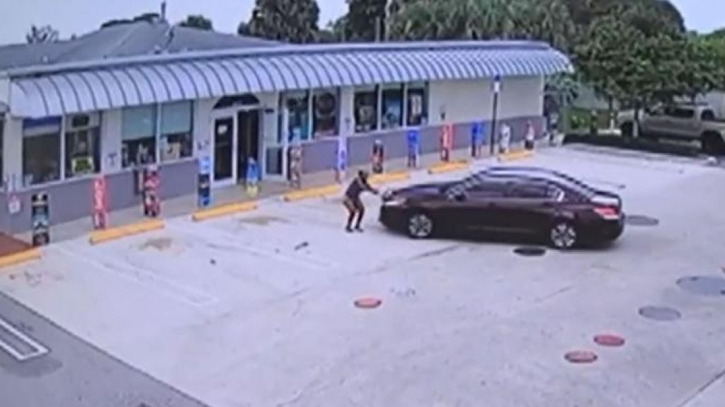  En video momento en que roban un auto con una ni&ntilde;a de dos a&ntilde;os dentro 