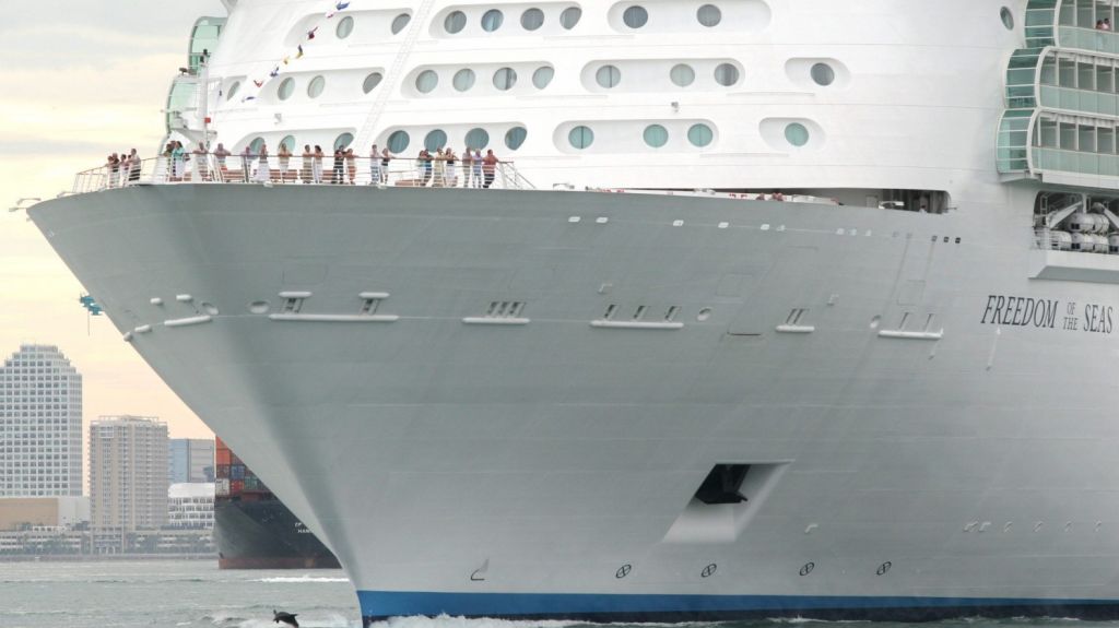  Muere un tripulante de un crucero de Royal Caribbean anclado en Florida 