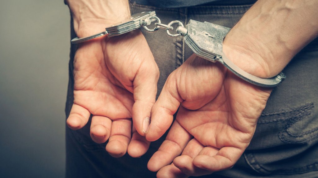 Detienen a sujeto acusado de golpear a dos ancianos frente a plaza p&uacute;blica de Guayama 