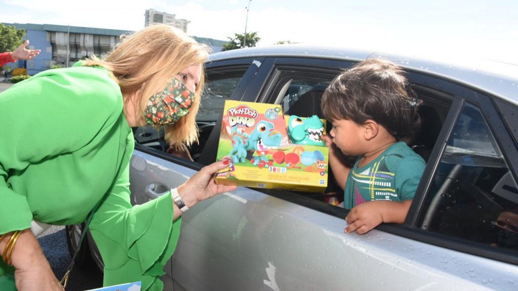  Alcaldesa interina entrega miles de juguetes a ni&ntilde;os de Guaynabo 