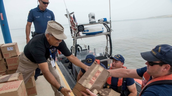 Guardia Costera descarga alimentos en Ponce