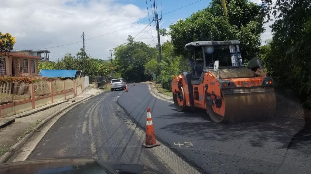  Complacido representante con asignaciones de fondos para carreteras en su distrito 