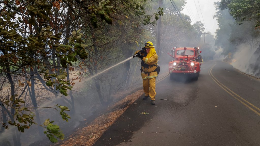  El incendio m&aacute;s grande de la historia de California quema un mill&oacute;n de acres 