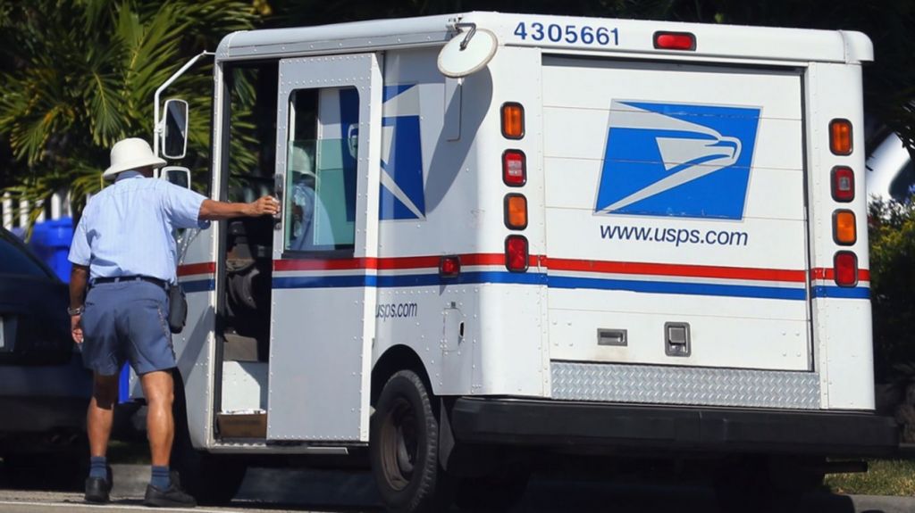  Este cartero encontr&oacute; algo m&aacute;s que correspondencia en un buz&oacute;n(Fotos) 