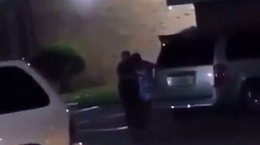  En video momento que un polic&iacute;a de Texas dispara 5 veces contra una mujer que le quit&oacute; el &ldquo;taser&rdquo; 