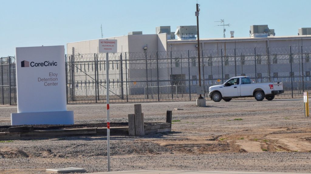  Informe desnuda "denigrante" centro de detención de inmigrantes en Arizona 