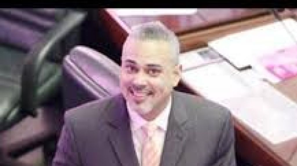  Firman contrato relacionado al Centro Comprensivo de Cáncer 